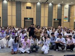 Kut Thanawat shows up to surprise Kimmon Warodom on his birthday in the middle of a fan meeting.