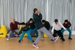Guys can do it all...easy poses, difficult poses. BALLISTIK BOYZ and PSYCHIC FEVER guys don't miss it! Behind the scenes of dance practice before going on stage at BIG MOUNTAIN 2022