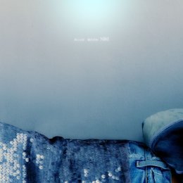 NIKI 發行了一首受占星學啟發的單曲《BLUE MOON》，新專輯《BUZZ》將於 8 月 9 日發行。