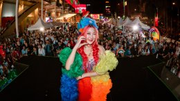 Waii-Ohm-Chompoo，PRIDE NATION SAMUI 的代表，在 LGBTQIAN+ 公眾的力量下參加 2024 年曼谷驕傲節遊行。