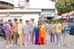 プライド ネーション サムイの代表であるラタン オーム チョンプーは、LGBTQIAN+ の人々の力に囲まれて、2024 年バンコク プライド フェスティバルのパレードに参加します。
