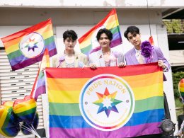 プライド ネーション サムイの代表であるラタン オーム チョンプーは、LGBTQIAN+ の人々の力に囲まれて、2024 年バンコク プライド フェスティバルのパレードに参加します。