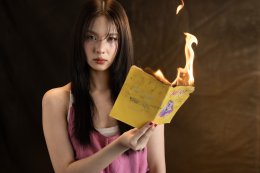 신인 걸그룹 VIIS(비스)가 'Don't Mind' MV를 통해 태국 문학 속 악녀 5인방을 또 다른 각도로 해석해 본다.