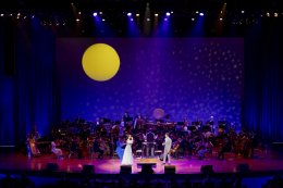 真是一個驚喜！格雷西（Gracey）Wizzle 與迪士尼皇家曼谷交響樂團一起在大舞台上表演。