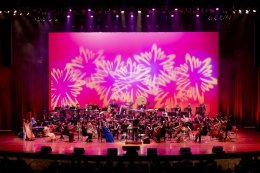 真是一個驚喜！格雷西（Gracey）Wizzle 與迪士尼皇家曼谷交響樂團一起在大舞台上表演。