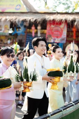 “Tao Phusin” led the team up to Naga Cave after returning to win the lottery. Before joining the parade “Phra That Phanom Worship Ceremony”