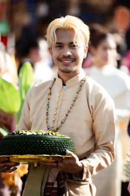 “Tao Phusin” led the team up to Naga Cave after returning to win the lottery. Before joining the parade “Phra That Phanom Worship Ceremony”