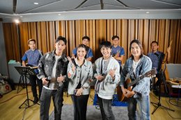 A young singer with Morlam bloodline, "Tao Phusilp" leads a team of young and talented young artists in "LIVE Muan Chuan Lam".