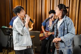 A young singer with Morlam bloodline, "Tao Phusilp" leads a team of young and talented young artists in "LIVE Muan Chuan Lam".