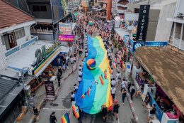 蘇梅島驕傲國家慶祝婚姻平權法案的最後一幕結束了。 Raise the Rainbow Parade - 著名藝術家 Engfa Milli Badmix on the Floor 的節日在蘇梅島全面展開。