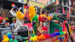 フィナーレは、結婚平等法案を祝うプライド ネーション サムイの締めくくりです。レイズ・ザ・レインボー・パレード - サムイ島で有名なアーティスト、イングファー・ミリ・バドミックスがフロアで全力で繰り広げるフェスティバル。
