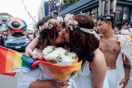 フィナーレは、結婚平等法案を祝うプライド ネーション サムイの締めくくりです。レイズ・ザ・レインボー・パレード - サムイ島で有名なアーティスト、イングファー・ミリ・バドミックスがフロアで全力で繰り広げるフェスティバル。