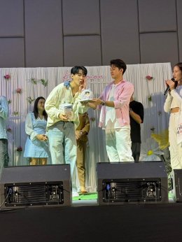 Kut Thanawat shows up to surprise Kimmon Warodom on his birthday in the middle of a fan meeting.