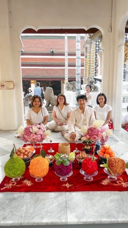 "Tao Phusin" leads the team to pay respects and ask for blessings from the Emerald Buddha. Prepare to make a stunning new album to welcome the Year of the Dragon.