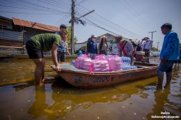 "Khaosan Land" goes to the area to hand over things Make flood victims in Khon Kaen Province happy for both the giver and the receiver