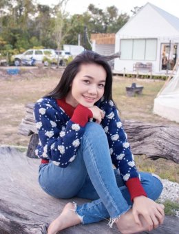 So cold!! Take a look at the chic sweater fashion of Tai Tri Wiang James Paggy, cute in various styles.
