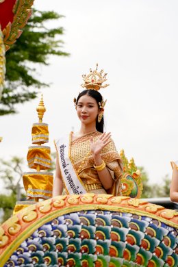 BNK48 - CGM48 splashes with juicy beauty! Get on the parade float During the Songkran Festival, Lan Khon Mueang
