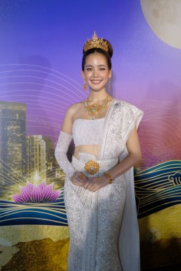 아름답고 우아한 ''Bow Maylada" Nang Noppamas 2022년 태국 차크리 드레스를 입었습니다. "ICONSIAM CHAO PHRAYA RIVER OF ETERNAL PROSPERITY" 번영의 강 위의 Loi Krathong" 이벤트에서 2천만 바트 이상의 가치 있는 보석 