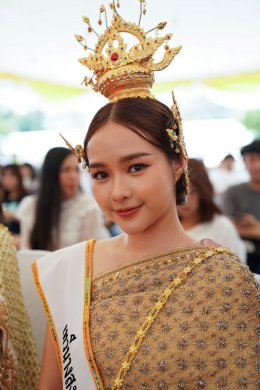 BNK48 - CGM48 splashes with juicy beauty! Get on the parade float During the Songkran Festival, Lan Khon Mueang