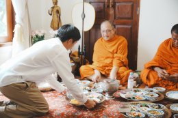 Tueng Saimu "Tao Phusilp" is considered a good time to make merit at home inviting monks to offer