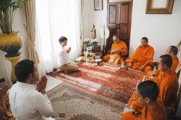 Tueng Saimu "Tao Phusilp" is considered a good time to make merit at home inviting monks to offer