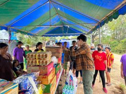 비어 프롬 퐁(Beer Phrom Phong)은 30번째 생일을 축하하고 홍수 대피 센터를 치유하기 위해 물품을 기부합니다.