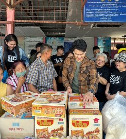 Beer Phromphong celebrates 30th birthday, donating items to heal flood evacuation centers