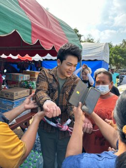 비어 프롬 퐁(Beer Phrom Phong)은 30번째 생일을 축하하고 홍수 대피 센터를 치유하기 위해 물품을 기부합니다.