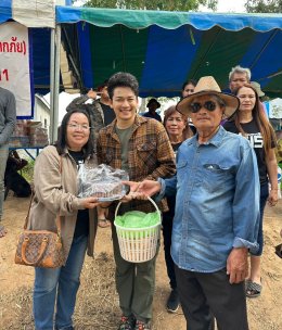 비어 프롬 퐁(Beer Phrom Phong)은 30번째 생일을 축하하고 홍수 대피 센터를 치유하기 위해 물품을 기부합니다.