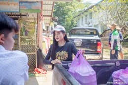 '카오산랜드'는 물건을 넘기기 위해 현장으로 간다 Khon Kaen 지역의 홍수 피해자를 주는 사람과 받는 사람 모두를 행복하게 만드십시오.