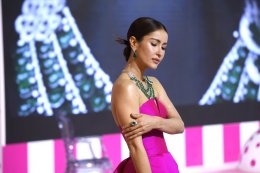 As beautiful as her mother, Ann Thongprasom paired with Nine Naphat Walk beautifully and catch everyone's eye on the runway. Show the beauty of jewelry, Beauty Gems.