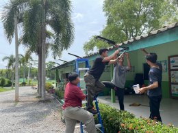 โครงการแสงสว่างแห่งปัญญาในทุ่งไกล: โครงการนี้มุ่งนำแสงสว่างและแหล่งเรียนรู้ไปยังโรงเรียนในชนบทของจังหวัดระยอง, ประเทศไทย เพื่อยกระดับการเข้าถึงการศึกษาและพลังงานสะอาดในชุมชนเหล่านี้ โครงการมอบโคมไฟพลังงานแสงอาทิตย์และแหล่งเรียนรู้ให้กับโรงเรียนไทยรัฐ