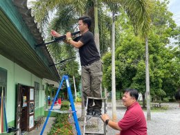 โครงการแสงสว่างแห่งปัญญาในทุ่งไกล: โครงการนี้มุ่งนำแสงสว่างและแหล่งเรียนรู้ไปยังโรงเรียนในชนบทของจังหวัดระยอง, ประเทศไทย เพื่อยกระดับการเข้าถึงการศึกษาและพลังงานสะอาดในชุมชนเหล่านี้ โครงการมอบโคมไฟพลังงานแสงอาทิตย์และแหล่งเรียนรู้ให้กับโรงเรียนไทยรัฐ