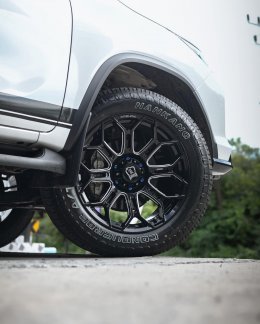 Toyota Fortuner  Mohawk WP953 Gloss Black & Matt Black