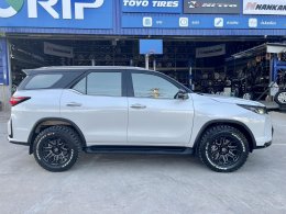 Toyota Fortuner  Mohawk WP953 Gloss Black & Matt Black