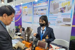  "Yorn Roi Bag"  winning a Gold Medal in Shanghai