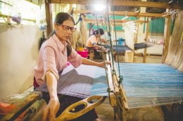 ผ้าทอบ้านซาวหลวง: มรดกภูมิปัญญาสู่พลังสตรีแห่งน่าน Sao Luang Village Textiles: From Ancestral Wisdom to Women's Empowerment in Nan