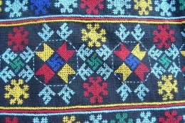 ผ้าปักอิ้วเมี่ยน จดหมายเหตุที่เขียนด้วยด้าย บันทึกด้วยใจ และส่งต่อด้วยปลายนิ้ว