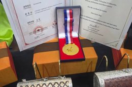  "Yorn Roi Bag"  winning a Gold Medal in Shanghai