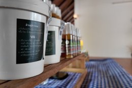 กลิ่นหอมจากเตาโบราณ เมื่อ บ่อสวกเฮิร์บ เปลี่ยนสมุนไพรหลังบ้าน ให้กลายเป็นโอสถแห่งความสุข