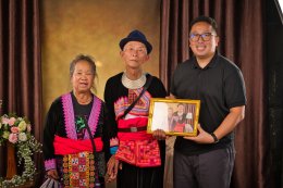 Hmong Studio When Hmong Photograph Hmong