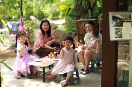 Kad Ho The Creative Market Where Rent is Paid in "Smiles"