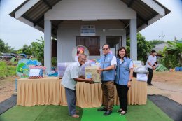 วันศุกร์ที่ 17 กรกฎาคม  2569  นายธนเดช จิตพิทยานุภาพ รองประธานหอการค้า ร่วมส่งมอบครัวเรือน จำนวน 2 หลัง โครงการบ้านห่วงใยจากใจ glo ประจำปี 2569   ประกอบด้วย  1) เวลา 9.00-10.00 น. ครัวเรือนนางเนียด จะช่วยรัมย์ บ้านเลขที่ 408 หมู่ที่ 18 ตำบลท่ากระดาน อำเภอ