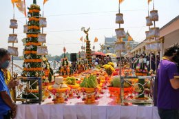 ประธานหอการค้าจังหวัดฉะเชิงเทรา ร่วมพิธีอัญเชิญหลวงพ่อโสธรขึ้นจากแม่น้ำบางปะกง