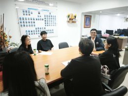 นายยุทธนา มาตเจือประธานหอการค้า และนายภูสิษฐ์ ยงศิริ  สมาชิกหอการค้า ประชุมกลุ่มย่อย ร่วมกับทางผู้แทนโรงเรียนเบญจมราชรังสฤษฏิ์ และผู้แทนสาธารณสุขจังหวัดฉะเชิงเทรา ปรึกษาพูดคุย เบื้องต้น เรื่อง โครงการตรวจสุขภาพในระบบหลักประกันสุขภาพแห่งชาติสปสช. ในวันพฤหั