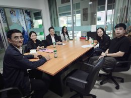 นายยุทธนา มาตเจือประธานหอการค้า และนายภูสิษฐ์ ยงศิริ  สมาชิกหอการค้า ประชุมกลุ่มย่อย ร่วมกับทางผู้แทนโรงเรียนเบญจมราชรังสฤษฏิ์ และผู้แทนสาธารณสุขจังหวัดฉะเชิงเทรา ปรึกษาพูดคุย เบื้องต้น เรื่อง โครงการตรวจสุขภาพในระบบหลักประกันสุขภาพแห่งชาติสปสช. ในวันพฤหั
