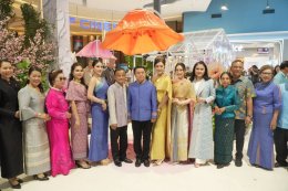 วันอาทิตย์ที่ 20 กันยายน 2569 เวลา 13.00 น. นางสุนีย์ แก้วเมืองเพชร รองประธานหอการค้า ร่วมเป็นเกียรติในพิธีเปิดโครงการ Blooming Thai @ Chachoengsao : สร้างสรรค์ภูมิปัญญา สู่ผืนผ้าร่วมสมัย ประจำปีงบประมาณ พ.ศ.2569 จังหวัดฉะเชิงเทรา ณ บริเวณหน้าโรงภาพยนตร์ 