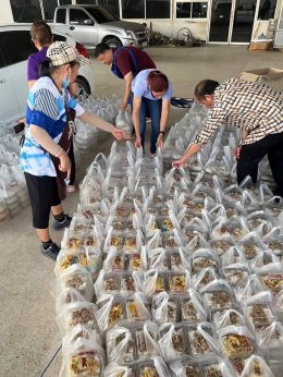 หอการค้าจังหวัดฉะเชิงเทรา จัดทำข้าวกล่อง จำนวน 1,700 กล่อง เพื่อนำไปมอบจัดเลี้ยงนักเรียนและหน่วยงานที่เข้าร่วมขบวนแห่หลวงพ่อโสธรทางบก เนื่องในพิธีเปิดงานนมัสการหลวงพ่อโสธร และงานประจำปีจังหวัดฉะเชิงเทรา เมื่อวันที่ 24 พฤศจิกายน 2566 ขอขอบคุณผู้มีจิตศรัทธา