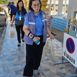 หอการค้าจังหวัดฉะเชิงเทรา มอบข้าวและอาหารกล่อง แก่ตัวแทนโรงเรียนเรียน หน่วยงาน ที่เข้าร่วมขบวนแห่หลวงพ่อโสธรทางบก เนื่องในพิธีเปิดงานนมัสการหลวงพ่อโสธร และงานประจำปีจังหวัดฉะเชิงเทรา เมื่อวันที่ 24 พฤศจิกายน 2566 รวมจำนวน 1,700 กล่อง ณ จุดมอบอาหารบริเวณศา