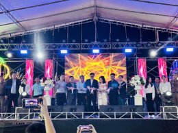 วันศุกร์ที่ 29 กันยายน 2566 เวลา 20.00 น. นายจิตรกร เผด็จศึก ประธานหอการค้าฯ นายวสันต์ ศิรินภารัตน์ รองประธาน ร่วมเป็นเกียรติในพิธีเปิดงาน เทศกาลดนตรี อาหารอร่อย และของดี ณ ลานอเนกประสงค์หน้าอาคารศูนย์การค้าโรบินสันไลฟ์สไตล์ ฉะเชิงเทรา